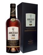 Abuelo XII Anos Two Oaks fra Panama indeholder 70 centiliter rom med 40 procent alkohol
